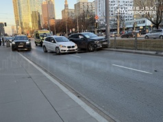 Zderzenie trzech aut na Woli. Nieoznakowany radiowóz uderzył w słup tramwajowy