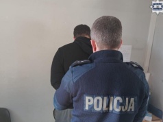 Policjanci pomogli dwumiesięcznemu dziecku. Podczas interwencji ojciec dziecka wyciągnął nóż