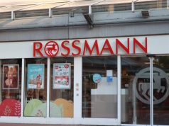 Psikam się raz, a pachnę cały dzień - Rossmann przecenia kultowe perfumy YSL. Co na to Hebe?