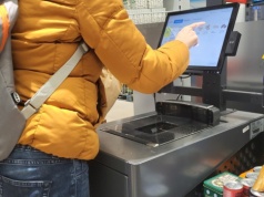 Koniec z nerwowym szukaniem aplikacji przy kasie. Nowe rozwiązanie przy kasie
