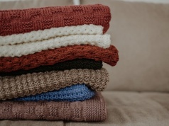 Swetry z szerokimi rękawami – styl, wygoda i modowy charakter