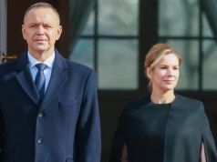 Marta Nawrocka w czarnej pelerynie. Ekspertka modowa miała wiele uwag