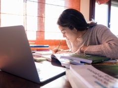 Zadania domowe wrócą do szkół? Ministra Nowacka zabrała głos. "Odpisana praca nie uczy"