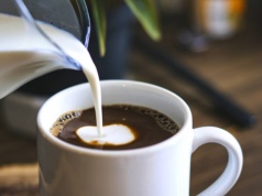 To mleko może szkodzić jelitom. "Zakleja je, może powodować zaparcia"