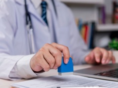 Zamiast koronera „urzędowy lekarz do spraw zgonów”. Oburzenie i pismo do Tuska