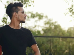 Jak utrwalić męską fryzurę bez efektu sztywności?