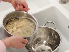 Po gotowaniu wylewasz wrzątek do zlewu? To duży błąd. Tak zaczynają się awarie w kuchni