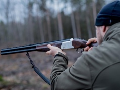 Miał zastrzelić psa z broni myśliwskiej. Chciał zapłacić, żeby się nie wydało