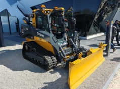 Ładowarka burtowa John Deere 333P to sprzęt do ciężkich prac budowlanych. Znacie?