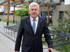 Karczewski donosił, że nie wpuścili go na teren parlamentu i uderzył w Czarzastego. …