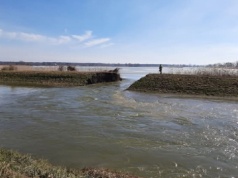 Przerwana grobla na stawie hodowlanym w Starzawie. Służby szybko opanowały sytuację