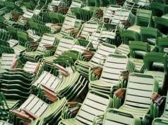 Podprogowy przekaz Diora, czyli dlaczego Jonathan Anderson wysłał zaproszenia na pokaz w formie zielonych krzeseł?