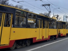 Żerań. Ciężarówka zderzyła się z tramwajem. Szkło z rozbitej szyby dostało się do oka pasażerki