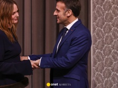Stella McCartney z francuskim odznaczeniem. Córka Paula McCartneya uhonorowana przez prezydenta Macrona