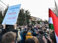 Szijjarto przed ambasadą Ukrainy: 