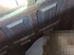 Przez 16 lat ukrywał się w "skrytce" między drzwiami. Wydano dwa listy gończe