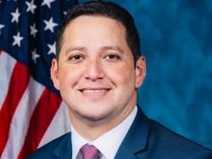 Kongresmen oskarżany o molestowanie rezygnuje z wyborów. Jego asystentka samospaliła się we własnym ogrodzie