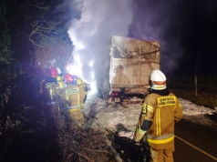 Z ostatniej chwili: Janowice: Samochód dostawczy uderzył w drzewo. Później pojazd się zapalił! – foto
