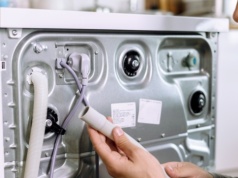 Wierzą, że prąd z OZE psuje pralki. Nie wiadomo śmiać się czy płakać