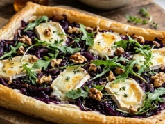 ​Niezobowiązująca elegancja na talerzu. Tarta z karmelizowaną cebulą i kozim serem od Mateusza Gesslera