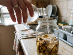 Każdy wyrzuca je do kosza. Wystarczy pół szklanki octu, a dzieje się coś zaskakującego