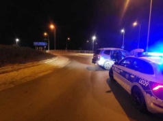 Podróż autem zakończył na barierze energochłonnej. Kierowca Subaru pod wpływem środków i z zatrzymanym prawem jazdy