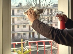 Ten trik na mycie okien znają tylko babcie. Wystarczy ocet i stara gazeta