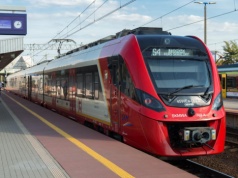 Mężczyzna zasłabł w podmiejskim pociągu. "Wszyscy wokół się rozstąpili, nikt nie reagował"