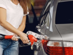 Tankujesz „pod korek”? Mechanicy ostrzegają. Ten nawyk może słono kosztować