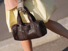 Jest hitem wiosny. Spódnicę w tym kolorze lansuje już Anja Rubik