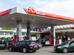 Na polskich stacjach zaroiło się od aut z rejestracjami tego państwa. Różnice w cenach są wyraźne