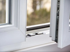 Żółte plamy na ramach okiennych? Użyj tego, a znów będą śnieżnobiałe