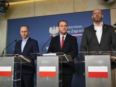 Sikorski: Z samych Emiratów Arabskich wywozimy codziennie tysiąc Polaków