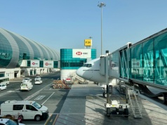 Huk w Dubaju i wstrzymane loty. Pasażerowie schronili się w tunelach