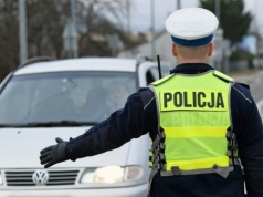 Policjant kładzie dłoń na aucie podczas kontroli drogowej. Dlaczego tak robi?