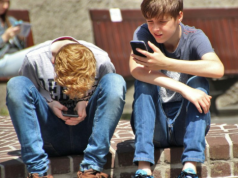 Grupy klasowe dla dzieci na FB powinny być zakazane. "Z tego robi się arena hejtu"