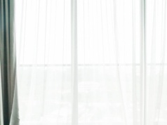 Nie wydawaj pieniędzy na drogie środki. Prosty trik na śnieżnobiałe firanki przed wiosną