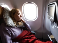 Stewardesa zdradza idealne miejsca do spania w samolocie. "Mniej ruchów i wibracji"