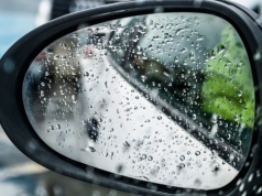 Kierowcy myślą, że robią to dobrze. W praktyce zawężają sobie pole widzenia