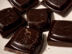 Wielu je taką czekoladę, myśląc, że jest zdrowsza. Jak faktycznie wpływa na organizm?