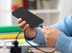 Ładujesz telefon w nocy? Oto dlaczego lepiej tak nie robić