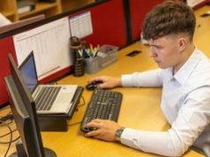 AI sprawdzi ryzyko utraty pracy... przez AI. Narzędzie od twórców chatbota