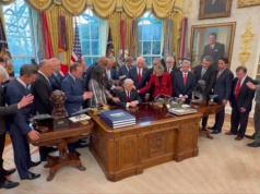 Trump błogosławiony w Gabinecie Owalnym. Niezwykła scena