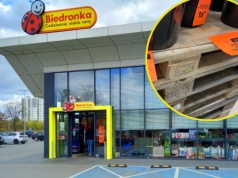 W Biedronce wystawili całe palety. Chcą wyprzedać przed poniedziałkiem