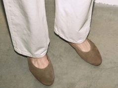 Modne buty na wiosnę 2026. Plecione baleriny Lasocki z CCC są stylowe i wygodne, a w Reserved cudo z owczej skóry