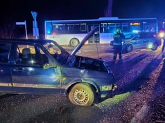 Samochód uderzył w drzewo, jedna osoba przewieziona do szpitala