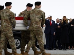 Prezydent Trump oddał hołd poległym żołnierzom