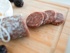 Eksperci alarmują: wielu ludzi nie wie, że przetworzone mięso zwiększa ryzyko raka jelita grubego