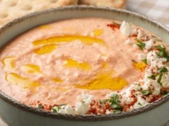 Żadna pasta jajeczna czy hummus. Koniecznie spróbuj tego greckiego smarowidła na pieczywo