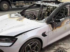 Płonący samochód elektryczny sparaliżował ruch. Producent wskazał przyczynę